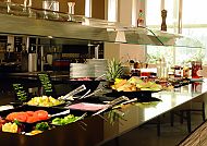 Vielfältiges Frühstücksbuffet mit frischen Früchten und Aufschnitt.