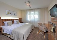 Modernes Doppelzimmer mit gemütlicher Atmosphäre und TV.