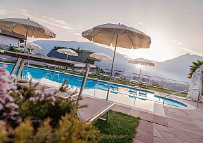 Hotel Astor Schenna,  Außenbereich, Sonnenuntergang am Pool des Astor Hotel Schenna mit Bergblick.