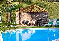 Hotel Astor Schenna, Pool, Astor Hotel Schenna Pool mit gemütlicher Sitzgelegenheit.