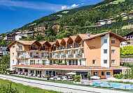 Hotel Astor Schenna, Außenansicht, Astor Hotel Schenna vor malerischer Bergkulisse.