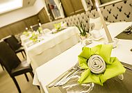 Hotel Astor Schenna, Restaurant, Elegantes Restaurant im Astor Hotel Schenna, stilvoll gedeckt.