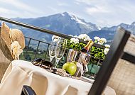 Hotel Astor Schenna, Terrasse, Terrasse des Astor Hotel Schenna mit Bergblick und Sekt.