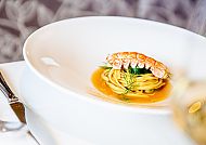 Hotel Astor Schenna, Kulinarik, Fein angerichtetes Gourmetgericht im Astor Hotel Schenna.