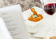 Hotel Astor Schenna, Kulinarik, Gourmet-Risotto im Astor Hotel Schenna mit Rotwein.