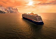 Kreuzfahrtschiff bei Sonnenuntergang auf ruhiger See.