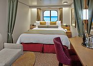 Elegante Kreuzfahrtkabine mit Doppelbett und Meerblick.