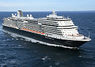 Kreuzfahrtschiff MS Koningsdam auf offener See bei ruhigem Wetter.
