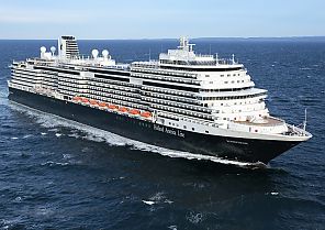 Kreuzfahrtschiff MS Koningsdam auf offener See bei ruhigem Wetter.