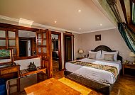 Elegantes Schlafzimmer mit Holzmöbeln und gemütlicher Atmosphäre.