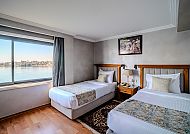 Helles Schlafzimmer mit zwei Betten, Seeblick, gemütliche Atmosphäre