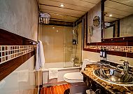 Luxuriöses Badezimmer mit Marmorwaschbecken und moderner Dusche.