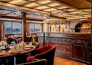 Elegantes Restaurant mit gedeckten Tischen und gemütlicher Atmosphäre
