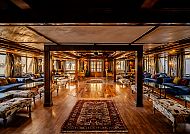 Elegante Lobby mit Holzboden und gemütlichen Sitzbereichen.