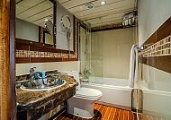 Modernes Badezimmer mit Holzdetails und gemütlicher Atmosphäre.