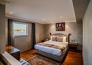 Gemütliches Schlafzimmer mit Doppelbett und warmem Licht.