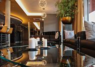 Moderne Hotelbar mit Kerzen und gemütlicher Atmosphäre.