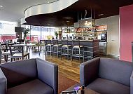 Moderne Hotelbar mit stilvollem Interieur und entspannter Atmosphäre.