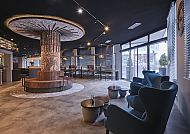 Moderne Hotel-Lobby mit stilvoller Beleuchtung und Sitzgelegenheiten.