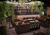 Frühstücksbuffet mit frischen Speisen und gemütlicher Atmosphäre.