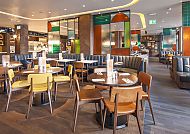 Modernes Restaurant mit Holzstühlen und gemütlicher Atmosphäre.