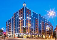 , Crowne Plaza London Kings Cross bei Nacht, beleuchtet und einladend.