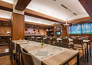 Modernes Restaurant mit gedeckten Tischen und gemütlicher Atmosphäre.
