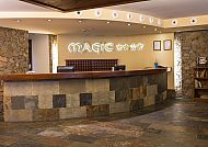 Hotelrezeption mit gemütlicher Atmosphäre und Steinverkleidung.