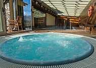 Whirlpool und Pool im Hotel Magic Massana, entspannte Atmosphäre.