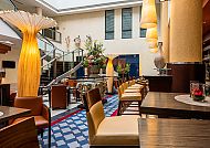 Moderne Hotel-Lobby mit stilvollen Lampen und gemütlicher Atmosphäre.