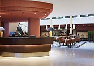Modernes Hotelrestaurant mit eleganter Einrichtung und ruhiger Atmosphäre.