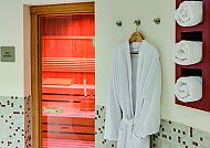 Bio-Sauna mit Bademantel und Handtüchern, entspannende Atmosphäre.