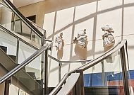 Moderne Treppe mit Skulpturen und Lichtspiel in Hotel-Lobby