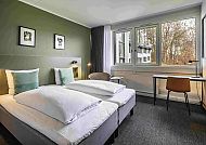 Comwell Hotel Holte, Zimmerbeispiel, Gemütliches Hotelzimmer mit zwei Betten und Waldblick., Gemütliches Hotelzimmer mit Doppelbett und Schreibtisch im Comwell Holte.