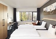Comwell Hotel Kolding, Zimmerbeispiel, Modernes Hotelzimmer mit zwei Betten und Schreibtisch, Kolding.
