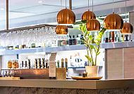 Comwell Hotel Rebild Bakker, Restaurant, Elegantes Restaurant mit stilvollen Kupferlampen und moderner Bar., Elegantes Restaurant mit stilvoller Beleuchtung und moderner Bar.