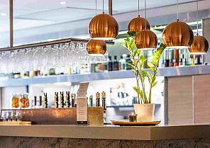Comwell Hotel Rebild Bakker, Restaurant, Elegantes Restaurant mit stilvollen Kupferlampen und moderner Bar., Elegantes Restaurant mit stilvoller Beleuchtung und moderner Bar.