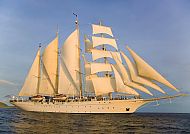 Star Clipper, Segelschiff Star Clipper bei Sonnenuntergang auf offener See., Segelschiff Star Clipper auf ruhiger See bei Sonnenuntergang.