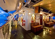 An Deck, Gemütliches Deck des 'Star Clipper' bei Abenddämmerung., Gemütliches Deck des Hotelschiffs 'Star Clipper' bei Abenddämmerung.