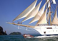 Landgang mit Zodiac, Segelschiff 'Star Clipper' mit Zodiac vor tropischer Kulisse., Segelschiff Star Clipper und Zodiac vor tropischer Kulisse.