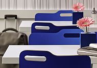 IBIS Budget Köln Messe, Moderne Hotellobby mit blauen Akzenten und Blumen.