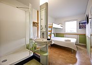 IBIS Budget Köln Messe, Zimmerbeispiel, Modernes Hotelzimmer im IBIS Budget Köln Messe., Modernes Zimmer im IBIS Budget Köln Messe mit Dusche und Doppelbett.