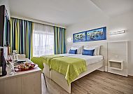 Hotel Santana Zimmerbeispiel, Modernes Hotelzimmer mit frischen Farben im Hotel Santana., Modernes Hotelzimmer im Hotel Santana / AX Odycy mit frischen Farben.