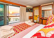 Kabinenbeispiel, Gemütliche Kabine mit Seeblick bei Sonnenuntergang, Luxuslodges & 5* Schiff., Gemütliche Kabine mit Sonnenuntergangsblick auf Luxuslodges & 5* Schiff.