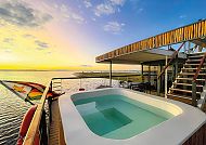 Zimbabwean Dream, Pool, Luxuriöser Pool auf einem Schiff bei Sonnenuntergang in Zimbabwe., Luxus-Schiff mit Pool bei Sonnenuntergang, Zimbabwean Dream.