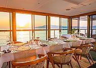 Zimbabwean Dream, Restaurant, Elegantes Restaurant mit Seeblick bei Sonnenuntergang., Elegantes Restaurant mit Seeblick bei Sonnenuntergang.