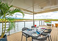 African Dream, Terrasse, Entspannte Terrasse mit Flussblick auf dem African Dream.