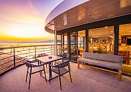 Zimbabwean Dream, Terrasse, Sonnenuntergang auf der Terrasse des 5* Schiffs 