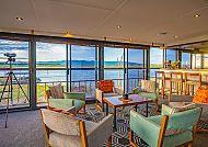 African Dream, Bar, Elegante Lounge mit Flussblick im African Dream, Barbereich., Elegante Lounge mit Panoramablick auf Fluss und Berge.