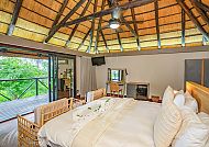 Kaza Safari Lodge, Zimmerbeispiel, Elegantes Zimmer in der Kaza Safari Lodge mit Naturblick.